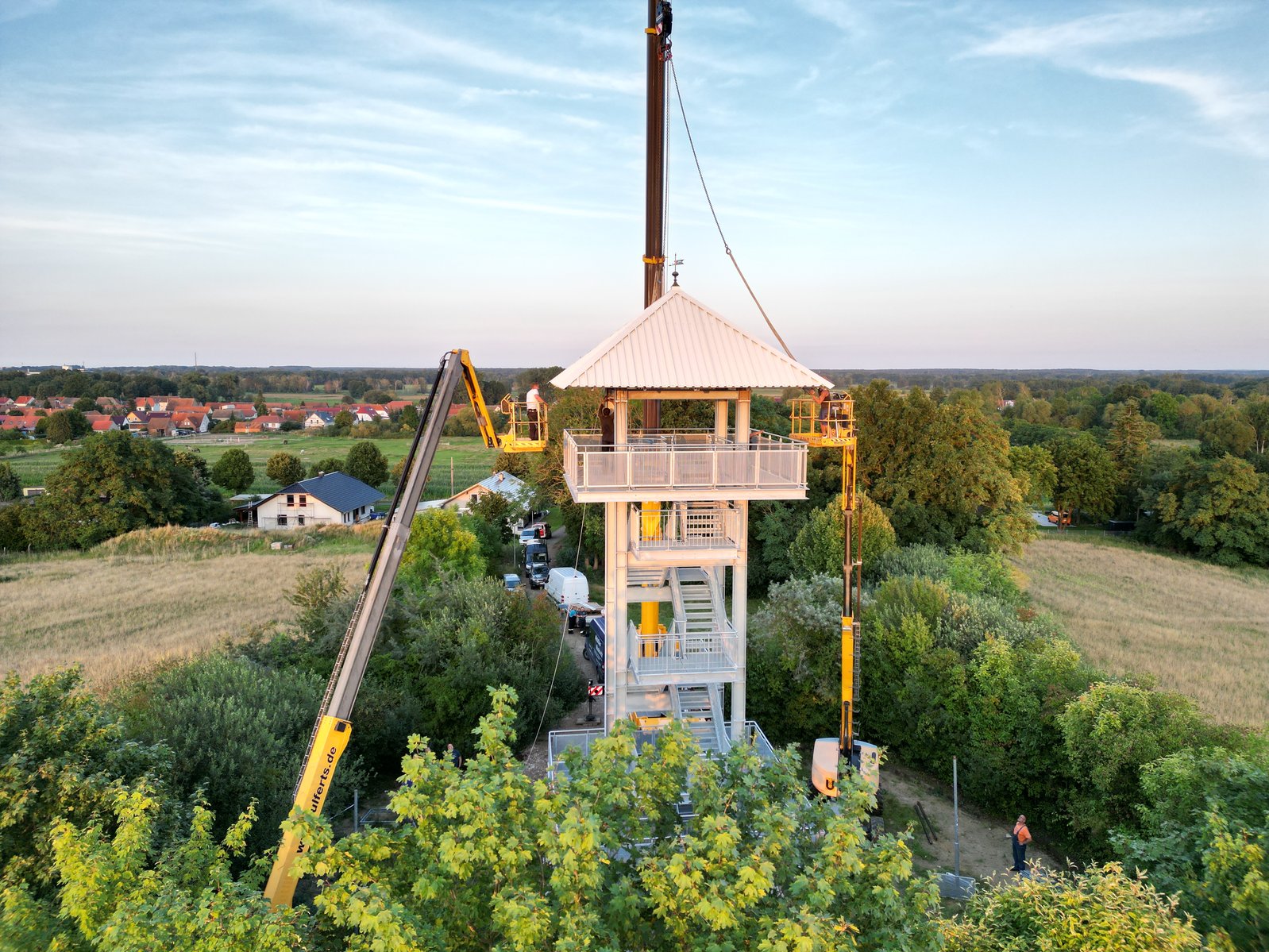 zeigt Aussichtsturm im Bau