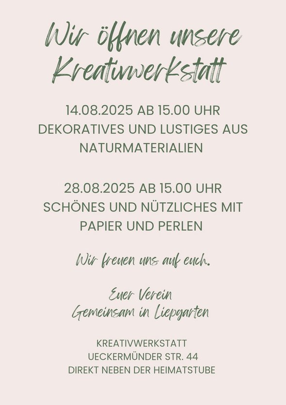 zeigt Plakat mit Ankündigung der Veranstaltungen der Kreativwerkstatt