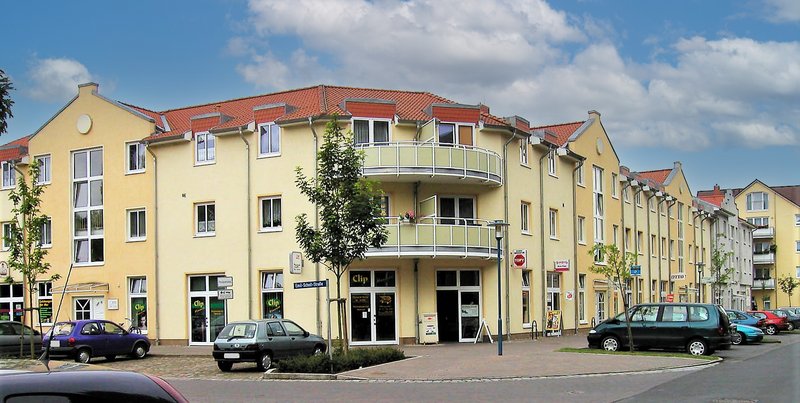 zeigt Straßenansicht des Gebäudes