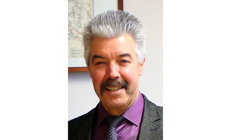 zeigt Gerhard Tewis