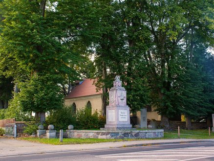 zeigt Ehrenmal zum Gedenken der Kriegsgefallenen
