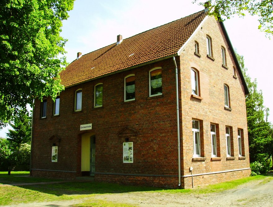 zeigt Gebäude der Heimatstube von außen